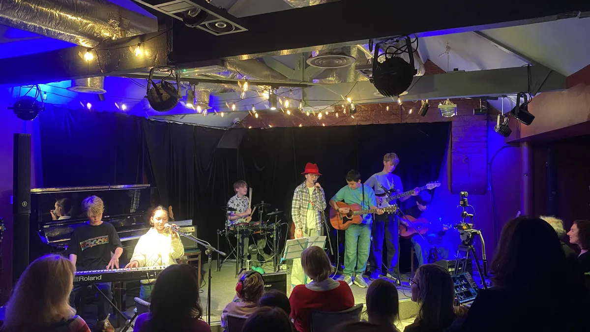 End-of-week live gig